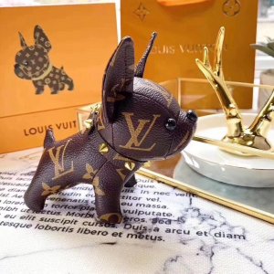 LOUIS VUITTON (ルイヴィトン) 超可愛い 犬 ドッグ モノグラム アニマル チャーム キーホルダー キーリング 飾り 鞄飾り 芸能人愛用 財布飾り プレゼント勧め 海外通販 送料無料[#002]