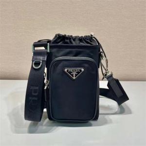 【限定作】PRADA プラダ ショルダーバッグ型 IPHONE 15/IPHONE14ケース ナイロン 14pro/iPhone14plus/14pro Max/iPhone 13/13 pro/13pro max/iphone12/ 12pro/12pro  アイフォンケース 人気芸能人 愛用 携帯カバー ポケット 巾着袋 バッグ 収納