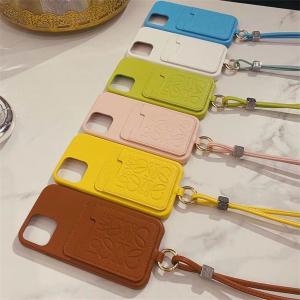 LOEWE風 iPhone 15 ケース アイフォン スマホケース エレガント レザー製  Anagramエンボス ロゴ ハイブランドの人気アイテム  カード収納機能 2WAY収納 おしゃれなデザイン プレゼントにも最適   彼女  立体感 デザイン ショルダーベルト付き