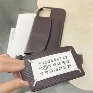 Maison Margiela メゾン マルジェラ スマホケース テックアクセサリー iPhone 15/14シリーズ 全機種応対 ユニセックス 手元に在庫あり 即発送可能 ストリート 無地 レザー 本革 カード収納型 スマホケース ハードケース 円高還元セール ロゴ