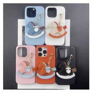 可愛いロッキングホースチャーム付きエルメス HERMES iPhoneケース 全機種対応 iPhone 14/15/16 Pro Max対応 カラーバリエーション豊富 高品質 新作 ファッション IPHONE16 PRO MAX14 PRO MAX 15 16ケース ブランド アイフォン15 16ケースファッション 全機種対応